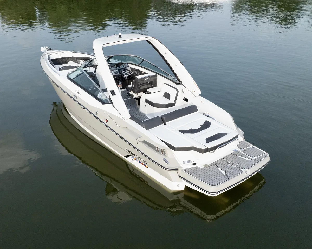 Monterey 298 SS on the water at Ugly John's, professional photo 4
