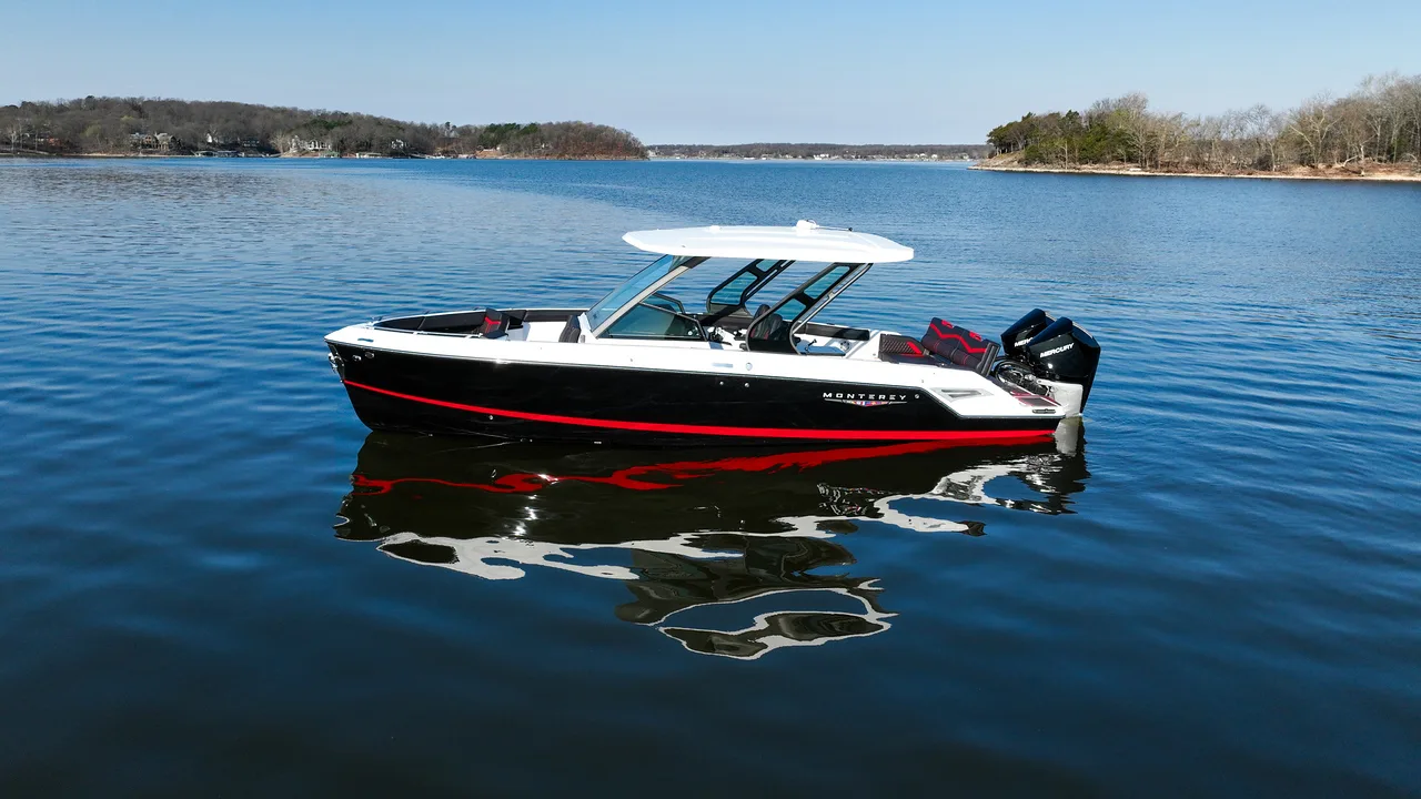 Monterey Elite 30 on the water at Ugly John's, professional photo 2