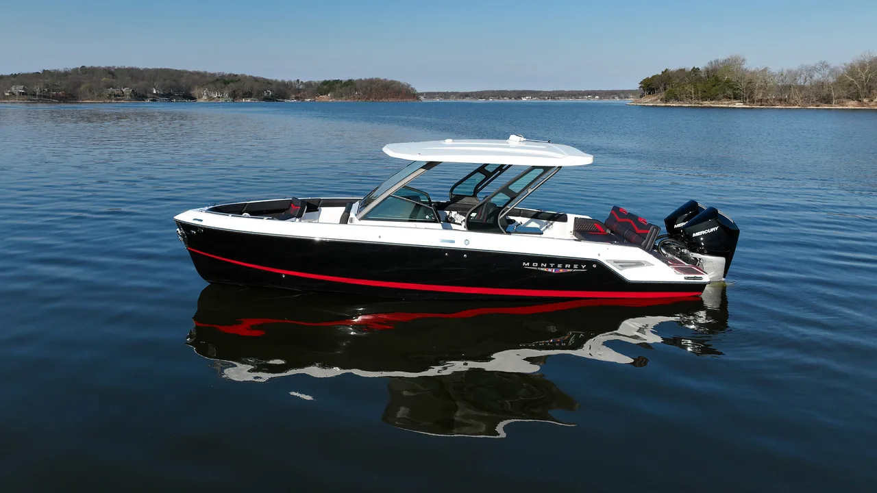 Monterey Elite 30 on the water at Ugly John's, professional photo 3