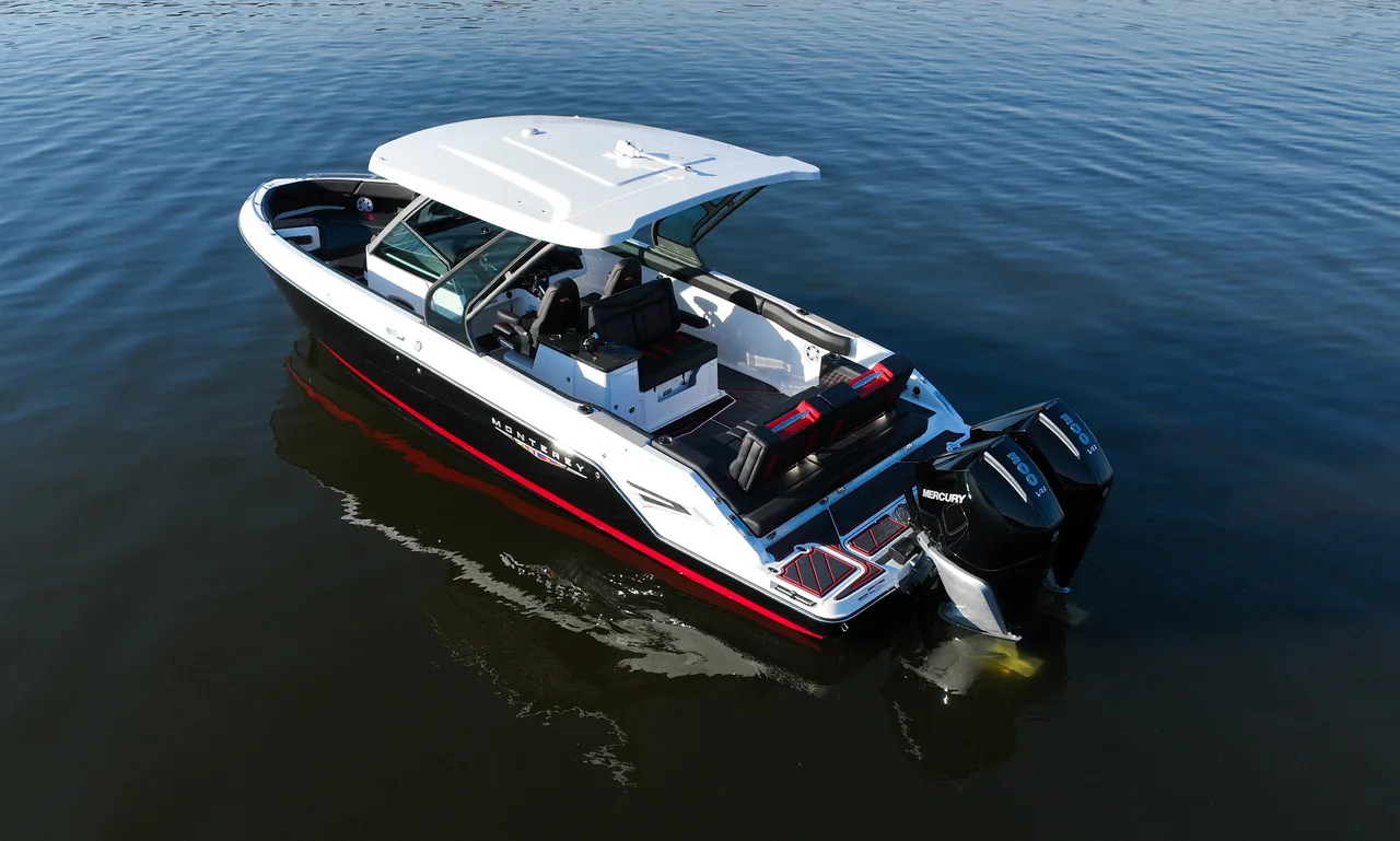 Monterey Elite 30 on the water at Ugly John's, professional photo 4