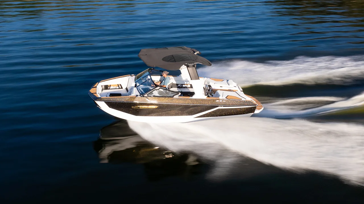Nautique Super Air G23 on the water at Ugly John's, professional photo 3