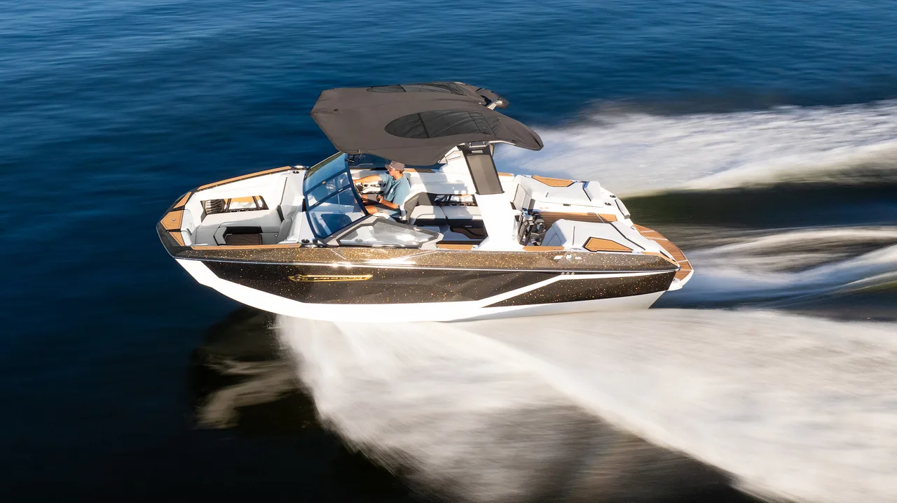 Nautique Super Air G23 on the water at Ugly John's, professional photo 4